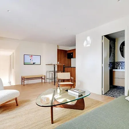 Chic Et Tendance Au Coeur Du Marais Vibrant Apartment